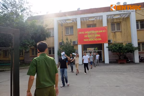 Đúng 16h cùng ngày, sau khi giám thị trại giam phát quần áo, tiền hỗ trợ đi lại... cánh cổng trại tạm giam đã được mở, 26 người được tha tù trước thời hạn nhanh chân bước ra khỏi trại, mắt hướng tìm người thân đang ngóng chờ phía ngoài.