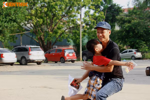 Cậu bé lao rất nhanh về phía bố và cười rất to trong niềm hạnh phúc sau khi thấy anh bước ra khỏi trại.