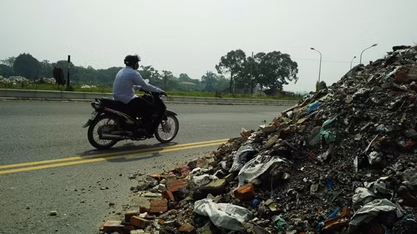 Nếu di chuyển trên tuyến đường mà không để ý sẽ rất dễ xảy ra tai nạn giao thông cho người dân bởi những đống rác thải.