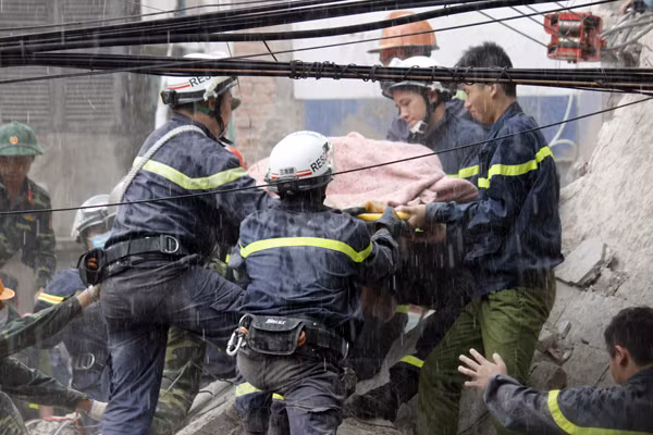 Đến 11h30, nạn nhân cuối cùng đã được tìm thấy, lúc này thời tiết bất chợt đổ mưa lớn.