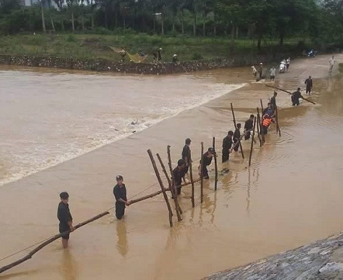 Công an huyện Lương Sơn giăng lưới sắt, đóng cọc sào để tìm kiếm các nạn nhân.