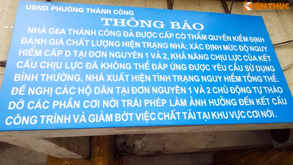 UBND phường Thành Công treo bảng thông báo yêu cầu các hộ tháo dỡ các "chuồng cọp" cơi nới trái phép để giảm tải cho khu tập thể.