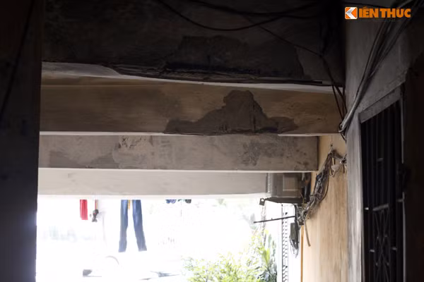 Nhiều dầm sắt chống đỡ tại khu tập thể GA6 Thành Công bị bong tróc, các mảng vôi vữa rơi xuống lộ ra cả các lõi sắt bên trong.