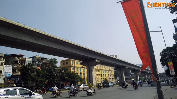 Theo ghi nhận của PV Kiến Thức, Hà Nội chào mừng kỉ niệm ngày Quốc khánh trang trọng nhưng giản dị và tiết kiệm. Ảnh chụp tại đường Nguyễn Trãi.