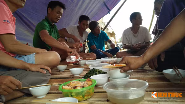 Bữa cơm dưới chân núi rác của người dân xã Tân Tiến.