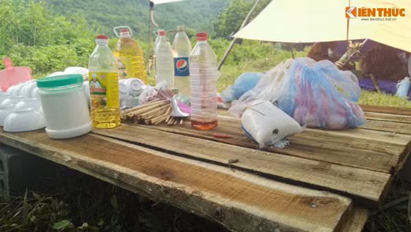 Bát đũa, cùng các gia vị dầu ăn, mắm muối... được người dân chuẩn bị, góp nhau đem đến lán để nấu nướng, sinh hoạt túc trực phản đối xây dựng nhà máy rác.