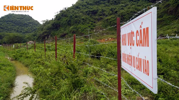 Hàng rào thép mà phía nhân viên Công ty Môi trường đô thị Xuân Mai mới làm được vào sáng ngày 3/8.