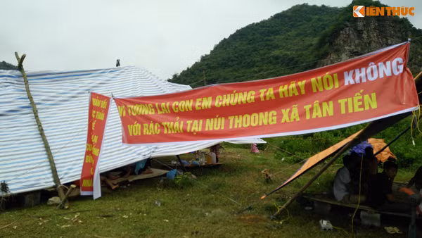 Người dân xã Tân Tiến cho hay, họ làm như thế này chỉ nhằm đảm bảo an toàn đến sức khỏe cho mọi người, đặc biệt là các em nhỏ, tránh xảy ra sự cố bục đáy hố chôn lấp rác thải dẫn đến rò rỉ như năm 2007.