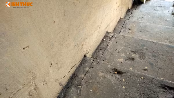 Những vết nứt ở khu vực cầu thang bộ tầng 3 bắt đầu chạy dài.