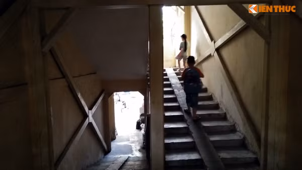 Tuy nhiên, đến thời điểm này các hộ dân đang sinh sống tại Khu tập thể C8 đơn nguyên 3 Giảng Võ vẫn chưa thực hiện di dời đi bởi họ cho rằng, kết cấu nhà không bị xuống cấp nghiêm trọng như UBND TP Hà Nội kết luận.