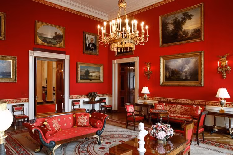 Bức ảnh chụp ngày 17/9/2019 cho thấy, vải dán tường trong Phòng Đỏ của Nhà Trắng ở thủ đô Washington đã được thay mới.