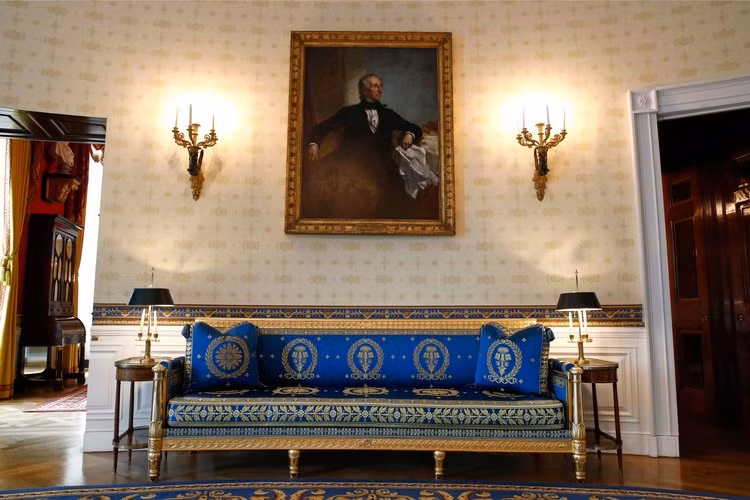 Theo Business Insider, đồ nội thất Bellange được cố Tổng thống Mỹ James Monroe, cựu Đại sứ Mỹ tại Pháp, đưa vào Nhà Trắng từ năm 1817. Tuy nhiên, vào năm 1860, gần như tất cả các đồ nội thất này đã bị đem bán đấu giá.