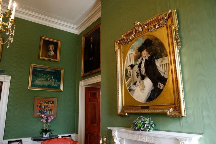 Cách trang trí tại Nhà Trắng phức tạp hơn so với những ngôi nhà bình thường. Ảnh: Bức chân dung cố Đệ nhất phu nhân Edith Roosevelt (phải), vợ của cố Tổng thống Theodore Roosevelt, được treo trong Phòng Xanh của Nhà Trắng.