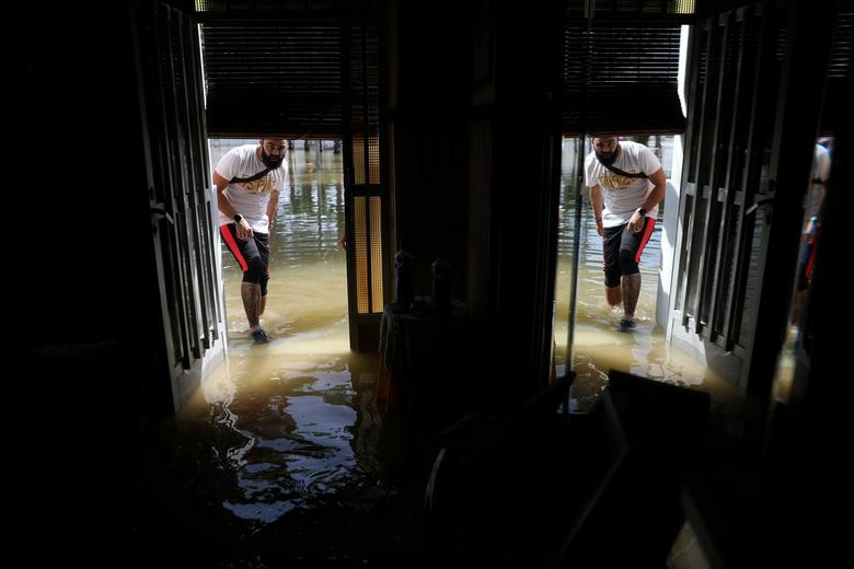 "Tôi rất buồn khi nghe tin có thêm nạn nhân ở Orihuela. Tôi xin gửi tất cả sự ấm áp và tinh thần đoàn kết đến những người chịu ảnh hưởng. Cùng nhau, chúng ta sẽ huy động toàn bộ nguồn lực để giúp đỡ mọi người và đưa mọi thứ trở lại bình thường", ông Sanchez viết trên Twitter.
