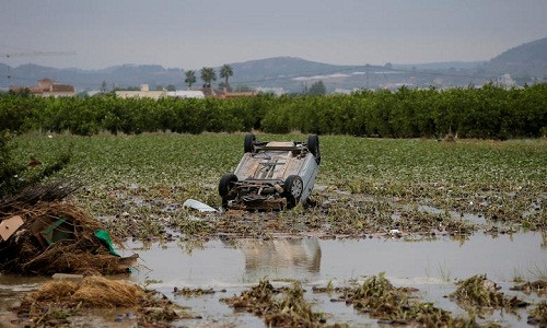 Chiếc ô tô bị lật úp trên cánh đồng ở Orihuela sau khi bị nước lũ cuốn trôi ngày 14/9.