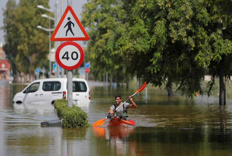 Hàng nghìn binh sĩ cũng đã được triển khai tham gia công tác cứu hộ.
