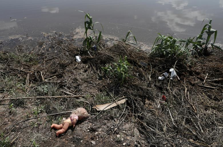 Một con búp bê bị trôi dạt ra ngoài bờ sông ở Dolores gần Alicante, ngày 16/9.