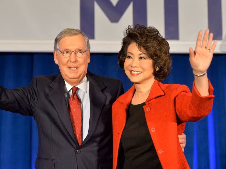 Về đời tư, bà Elaine Chao kết hôn với ông Mitch McConnell, lãnh đạo đa số tại Thượng viện Mỹ, vào năm 1993. Ảnh: AP.