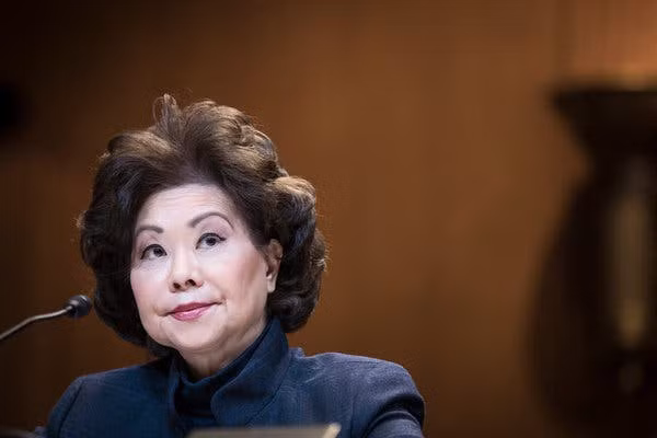 Bộ trưởng Giao thông Mỹ Elaine Chao sinh ngày 26/3/1953 tại Đài Bắc, Đài Loan (Trung Quốc) trong gia đình có 6 chị em. Tuy nhiên, bà đã di cư sang Mỹ cùng gia đình vào năm 8 tuổi. Cha bà là một "ông trùm" vận tải, người sáng lập tập đoàn vận tải Foremost có trụ sở ở New York. Ảnh: NYT.