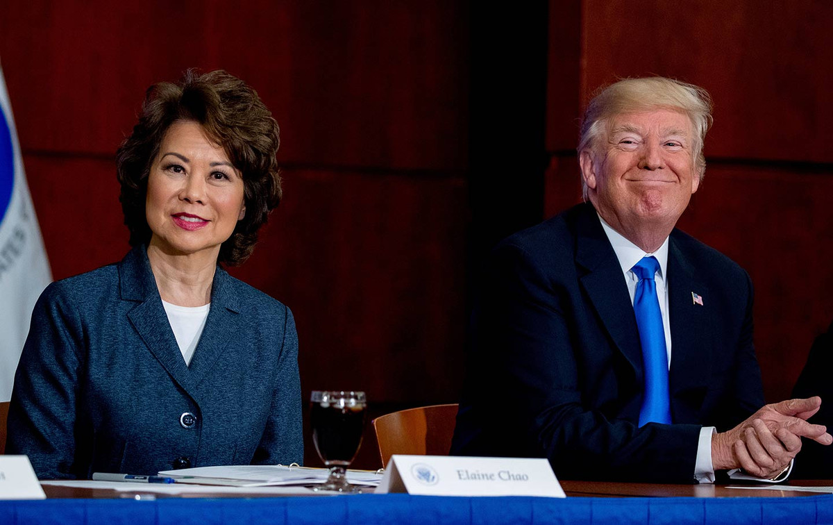 Ngày 29/11/2016, Tổng thống Trump (phải) đã chỉ định bà Elaine Chao giữ chức Bộ trưởng Bộ Giao thông Mỹ. Bà được Thượng viện Mỹ phê chuẩn chức vụ này ngày 31/1/2017 với tỉ lệ đồng thuận rất cao (93 phiếu thuận và 6 phiếu chống). Ảnh: The Nation.