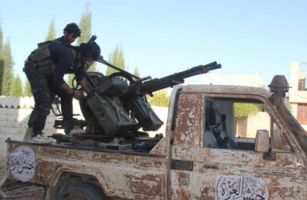 Trong diễn biến khác trên chiến trường Syria, hơn 2.000 tay súng phiến quân Jaysh al-Izza đã rút về vùng nông thôn phía tây tỉnh Idlib, sau khi ứng chịu thất bại nặng nề ở Bắc Hama. Ảnh: Syriahr.