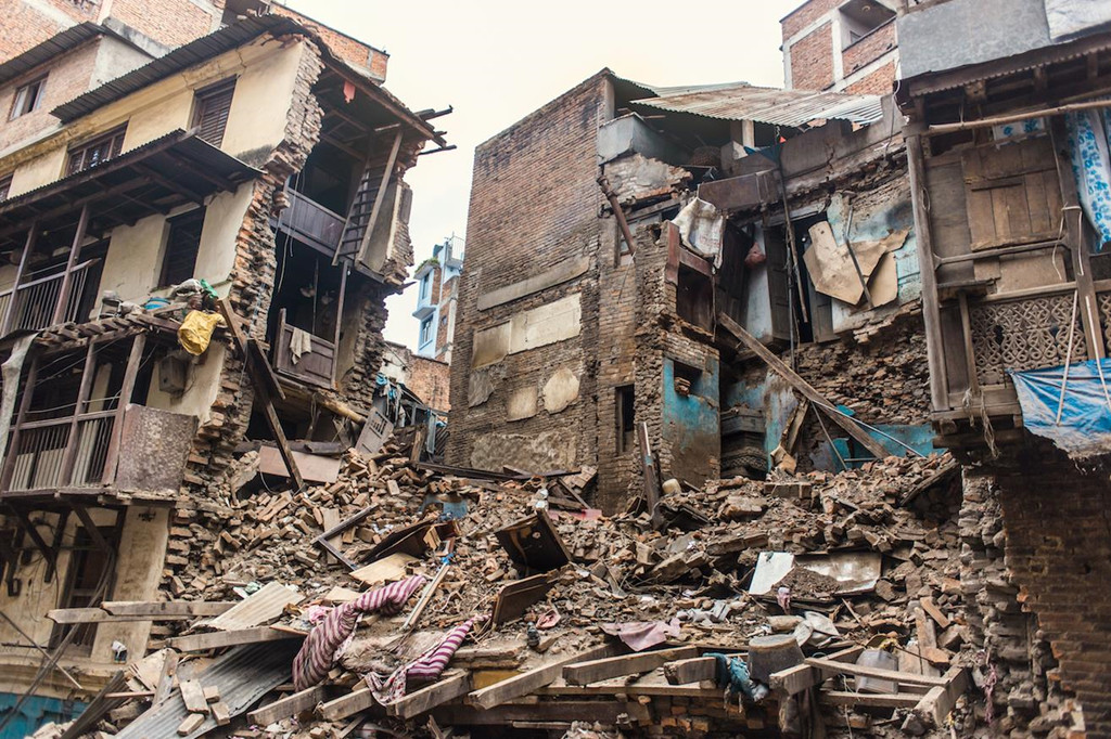 Sau thảm họa động đất: Khi động đất xảy ra, bạn nên càng xa bất cứ thứ gì có thể rơi vào cơ thể mình càng tốt. Nếu đang ở trong một tòa nhà, bạn đừng chạy ra ngoài. Thay vào đó, việc che chắn cơ thể dưới một số đồ nội thất vững chắc là điều cần thiết và giữ chặt nó để không bị lung lay hay di chuyển đi chỗ khác. Bạn có thể chui xuống giường, lấy gối để che mặt và cổ. Ảnh: Yasminroohi.