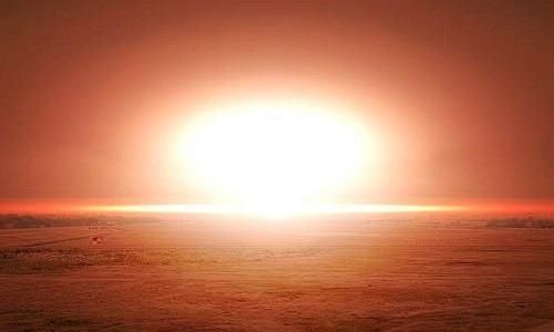 Sau vụ nổ hạt nhân: Lonely Planet cho biết bạn nên bảo vệ đôi mắt. Tia flash đủ mạnh để làm mù mắt cách đó vài dặm trở lại. Bạn cần che phần da lộ ra và úp mặt xuống sàn với bàn chân hướng về phía phát nổ. Tấm chắn to và nặng hoặc một cái hang dưới mặt đất là chỗ trú ẩn hợp lý. Trong vòng vài giờ, mưa bụi phóng xạ sẽ xảy ra. Mọi người cần tìm nơi trú ẩn như bãi đậu xe ngầm, cởi bỏ đồ dùng trên người và tìm quần áo khác để che cơ thể. Bạn nên giữ nguyên vị trí ít nhất 24 giờ trước khi tìm sự giúp đỡ. Ảnh: Daily Mail. *) Title do Kiến Thức biên tập lại