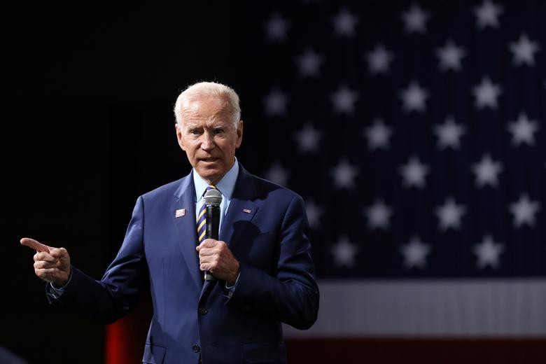 Cựu Phó Tổng thống Mỹ Joe Biden, ứng viên hàng đầu cho đề cử của Đảng Dân chủ để đối đầu với đương kim Tổng thống Mỹ Donald Trump của Đảng Cộng hòa trong cuộc bầu cử vào tháng 11/2020, đã đưa ra kế hoạch chống biến đổi khí hậu trị giá 1,7 nghìn tỷ USD, trong đó có mục tiêu đến năm 2050 đưa nước Mỹ trở thành nền kinh tế sử dụng 100% năng lượng sạch và lượng khí thải giảm xuống mức bằng 0. (Nguồn ảnh: Reuters)