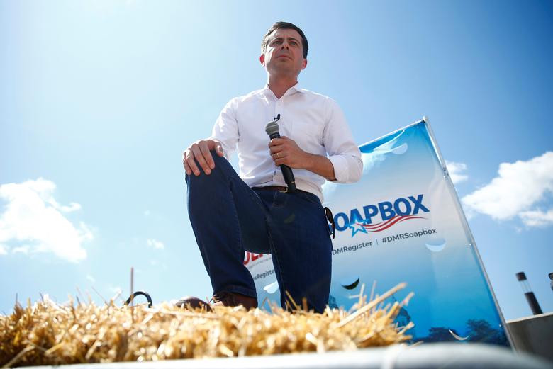 Thị trưởng Pete Buttigieg đang cố gắng thu hút sự ủng hộ của cử tri bằng cách nhắc nhở họ rằng thế hệ của ông đang phải đối mặt với nhiều rủi ro nhất từ biến đổi khí hậu. Thị trưởng Pete ủng hộ việc đánh thuế carbon, đồng thời nhấn mạnh về rủi ro khí hậu đối với an ninh.