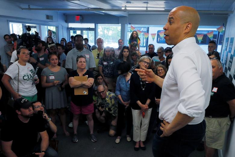 Ngày 3/9, ứng cử viên Tổng thống Mỹ tiềm năng của Đảng Dân chủ Cory Booker đã công bố một kế hoạch khí hậu trị giá 3.000 tỷ USD, cam kết cắt giảm mạnh việc tiêu thụ nhiên liệu hóa thạch và tăng cường đầu tư vào các nguồn năng lượng tái tạo. Được biết, ông Booker cũng là một người ủng hộ Thỏa thuận Xanh Mới.