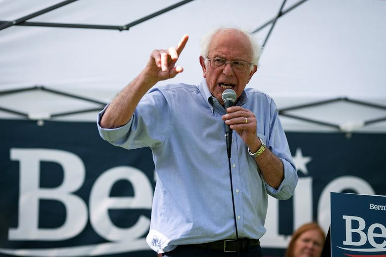 Kế hoạch đối phó biến đổi khí hậu của Thượng nghị sĩ Bernie Sanders mang tên Green New Deal (Thỏa thuận Xanh Mới) huy động 16,3 nghìn tỷ USD để sản xuất điện cho toàn nước Mỹ từ các nguồn năng lượng tái tạo vào năm 2030, loại bỏ xe chạy bằng xăng, ủng hộ các phương tiện công cộng,...Bản kế hoạch này cũng cấm các nhà máy hạt nhân mới.