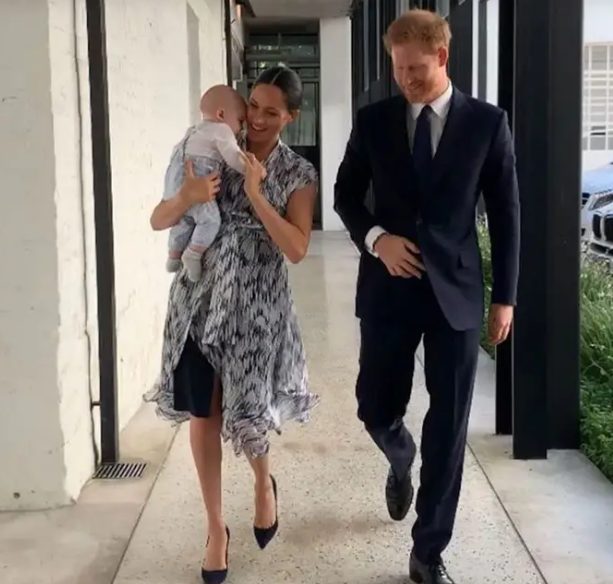 Con trai của Hoàng tử Harry thu hút sự chú ý của ống kính truyền thông với nhiều biểu cảm đáng yêu.