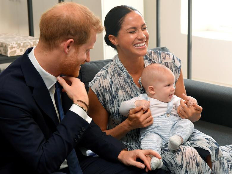 Hoàng tử Harry và Công nương Meghan chính thức ra mắt con trai mới chào đời của họ tại Lâu đài Windsor hôm 8/5.