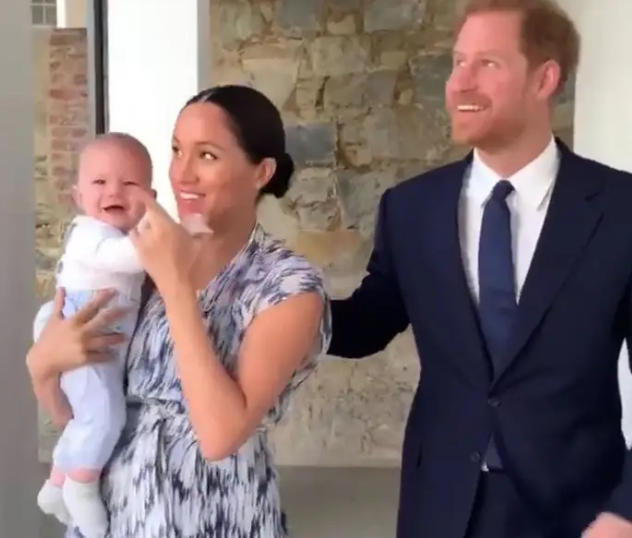 Trước đó, ngày 6/5, Hoàng tử Anh Harry thông báo vợ anh, Công nương Meghan Markle, đã sinh con đầu lòng là một bé trai.