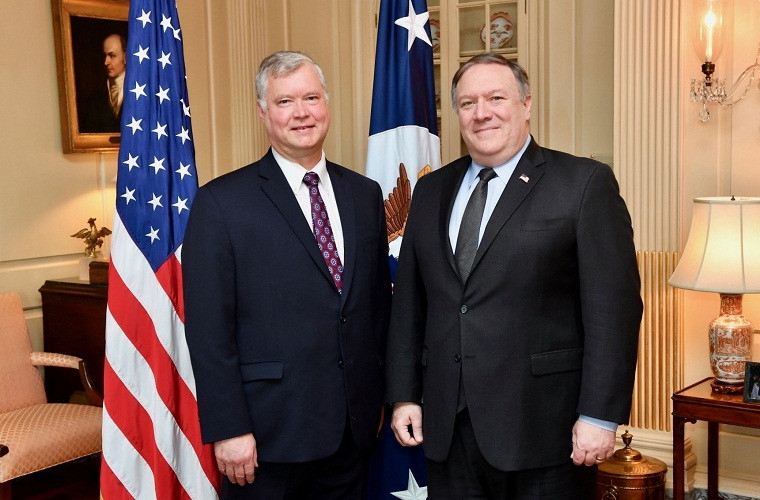 Tổng thống Donald Trump sau đó cho biết sẽ lựa chọn người "kế nhiệm" vị trí Cố vấn an ninh quốc gia Mỹ trong số 5 ứng viên mà ông đang xem xét và sẽ công bố vào tuần tới. Mặc dù tên của những người này chưa được tiết lộ, nhưng Ngoại trưởng Mike Pompeo (phải) và Đặc phái viên Mỹ về vấn đề Triều Tiên Stephen Biegun (trái) được cho là hai ứng viên sáng giá nhất. Ảnh: SA.