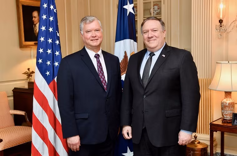 Tổng thống Donald Trump sau đó cho biết sẽ lựa chọn người "kế nhiệm" vị trí Cố vấn an ninh quốc gia Mỹ trong số 5 ứng viên mà ông đang xem xét và sẽ công bố vào tuần tới. Mặc dù tên của những người này chưa được tiết lộ, nhưng Ngoại trưởng Mike Pompeo (phải) và Đặc phái viên Mỹ về vấn đề Triều Tiên Stephen Biegun (trái) được cho là hai ứng viên sáng giá nhất. Ảnh: SA.