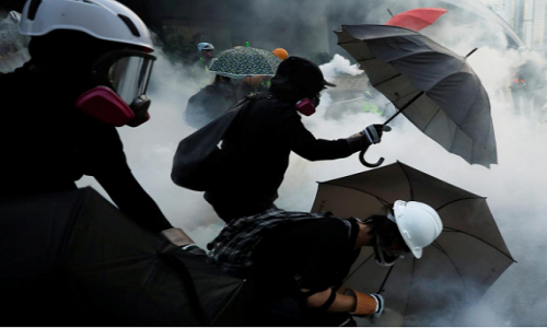 Hơi cay mù mịt trên đường phố Hong Kong.