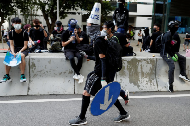 Tình trạng bất ổn chính trị tại Hong Kong đã kéo dài suốt hơn 3 tháng qua và vẫn chưa có dấu hiệu hạ nhiệt. Bất chấp lệnh cấm biểu tình của chính quyền, hàng nghìn người vẫn đổ ra đường đòi rút lại hoàn toàn dự luật dẫn độ.