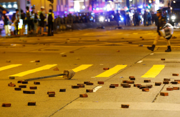 Gạch đá bị bỏ lại trên đường phố Wan Chai khi cảnh sát chống bạo động được triển khai đến đây trấn áp đám đông biểu tình.