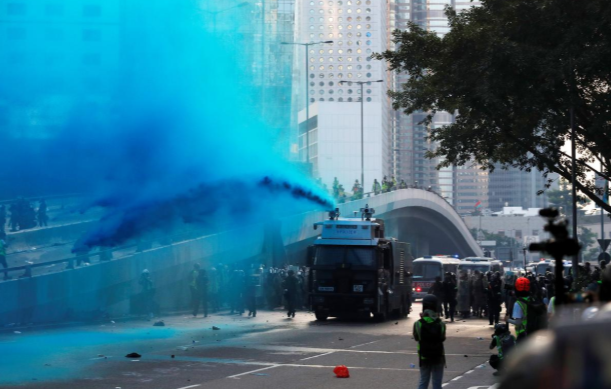 Cảnh sát Hong Kong đã phải sử dụng hơi cay và vòi rồng để giải tán đám đông người biểu tình quá khích, đồng thời yêu cầu họ dừng ngay lập tức mọi hành động vi phạm pháp luật.