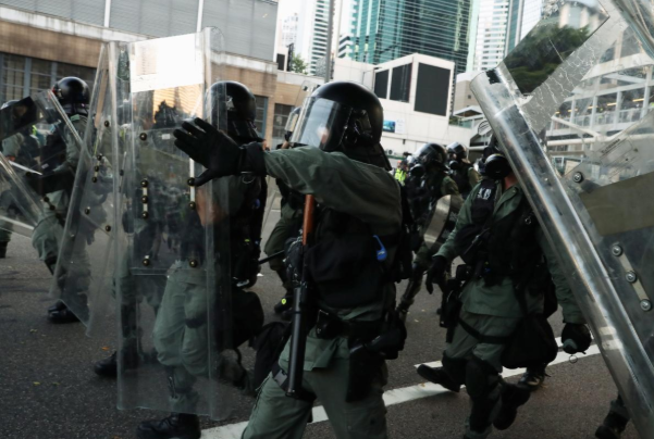 Tình trạng hỗn loạn đã xảy ra khi nhiều người biểu tình bắt đầu sử dụng cờ và ô để tấn công nhóm còn lại.