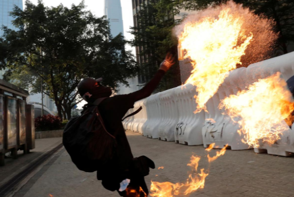 Chiều 15/9, những người biểu tình quá khích đã phóng lửa, ném bom xăng trên nhiều tuyến phố thuộc quận Central và Admiralty, nơi tập trung cơ quan đầu não của chính quyền Hong Kong.