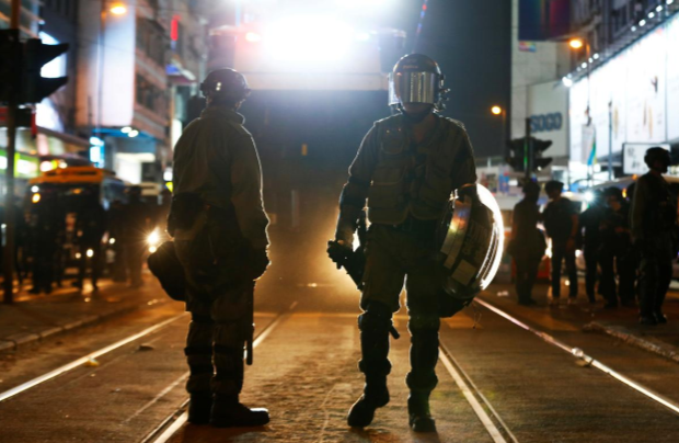 Cảnh sát đứng gác gần lối vào nhà ga Vịnh Đồng La ở Hong Kong hôm 15/9.