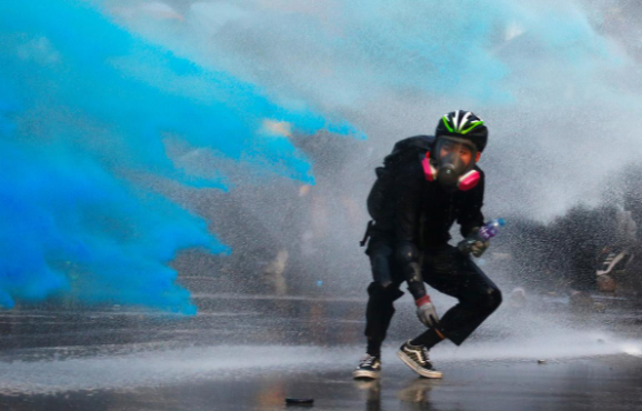 Cảnh sát chống bạo động Hong Kong đã trấn áp hàng chục người bên ngoài khu dân cư Amoy Gardens và bắt giữ một số đối tượng trong vụ ẩu đả hôm 14/9.