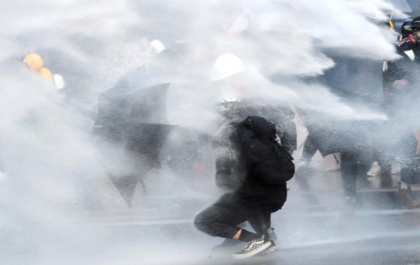 Lực lượng an ninh phun vòi rồng vào đám đông người biểu tình gần trụ sở của chính quyền Hong Kong hôm 15/9.