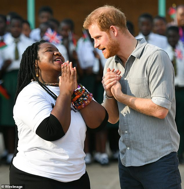 Hoàng tử Harry cũng tới thăm trường Đại học Giáo dục Nalikule để tìm hiểu về hệ thống CAMA và cách hệ thống này đang hỗ trợ phụ nữ trẻ ở Malawi. Ảnh: WireImage.