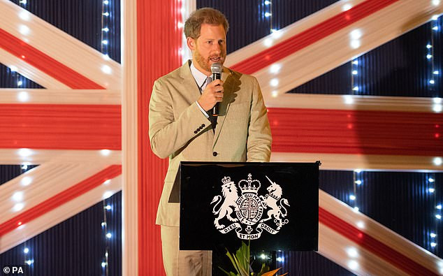 Ngày 29/9, Hoàng tử Harry đã đến thăm Malawi. Hoàng tử Harry đã có bài phát biểu tại nhà của cao ủy Anh ở Lilơngwe. Theo Công tước xứ Sussex, con người cần gạt bỏ "sự tham lam, thờ ơ và ích kỷ" để bảo vệ hành tinh khỏi sự hủy diệt của biến đổi khí hậu, đồng thời cảnh báo "hệ sinh thái rộng lớn" đang bùng cháy ở Châu Phi. Ảnh: PA.