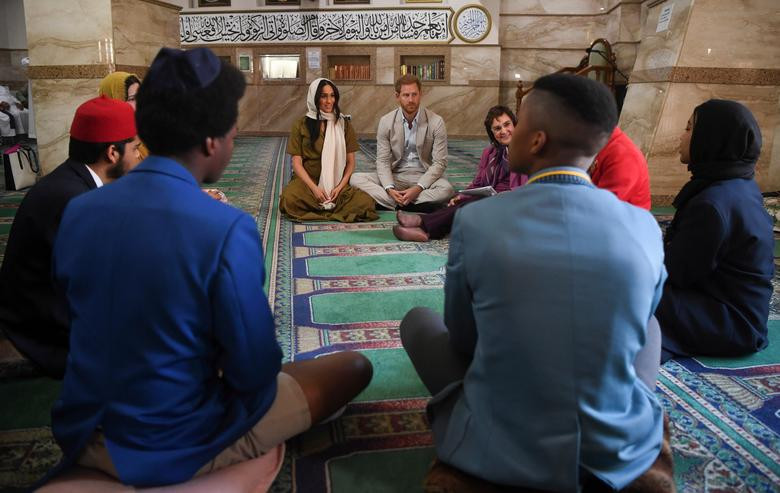 Vợ chồng Hoàng tử Harry đã tới thăm Auwal, nhà thờ Hồi giáo đầu tiên và lâu đời nhất ở Nam Phi, tại Bo Kaap, Cape Town, ngày 24/9. Ảnh: Reuters.