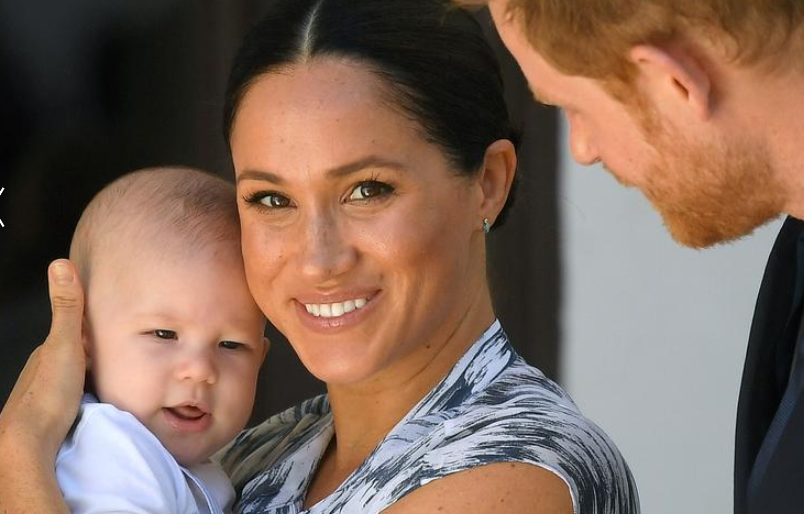 Ngoài ra, bé Archie, con trai của Hoàng tử Harry và Công nương Meghan Markle, cũng thu hút sự chú ý của ống kính truyền thông với nhiều biểu cảm đáng yêu khi cùng cha mẹ tới đất nước Nam Phi. Ảnh: Reuters.