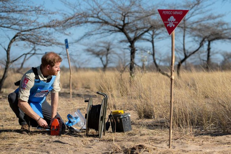 "Đó là một niềm vinh dự khi tái hiện những bước đi của mẹ tôi vào ngày hôm nay (27/9). Tôi đã mất bà 22 năm trước nhưng những ký ức về bà luôn bên tôi hàng ngày và di sản của bà sẽ sống tiếp", Công tước xứ Sussex nói. Ảnh: Reuters.